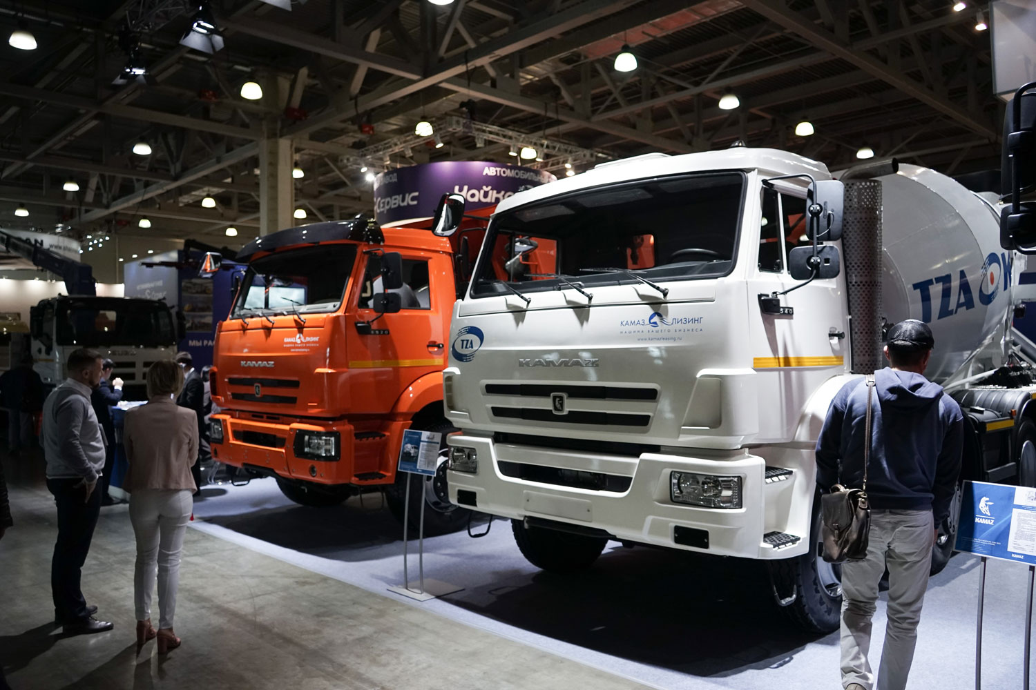 Модели Sheron на выставке техники в Москве