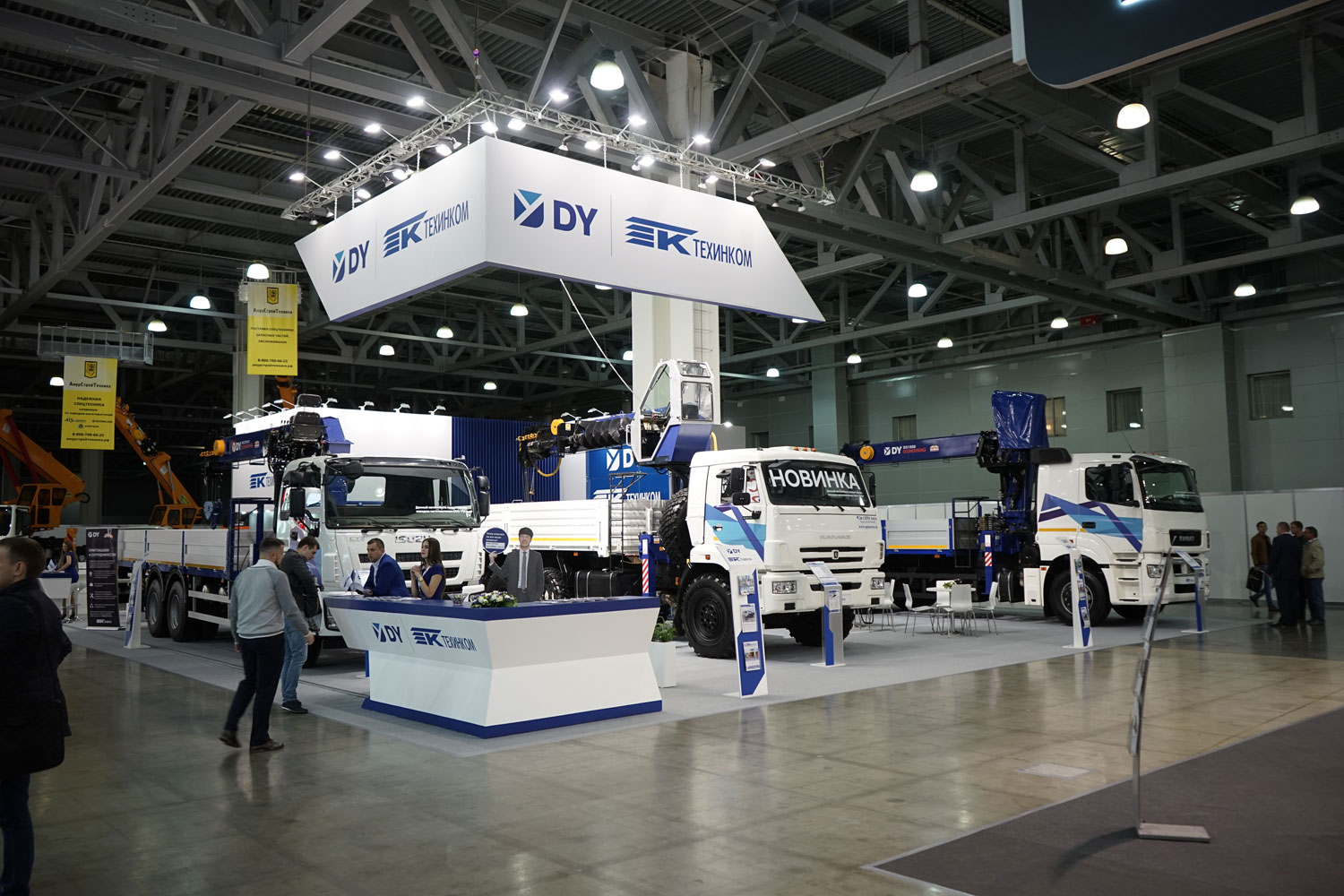 Модели Sheron на выставке специальной техники 